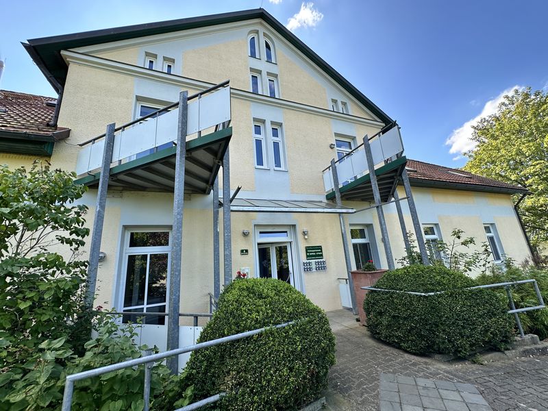 # 1 Rosenduft im Herrenhaus * komplett eingerichtet * Balkon * gr. Grundstück  *  KfZ-Stellplatz *